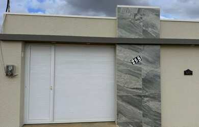 Imagem: A casa possui 3 Dormitórios, 2 Banheiros, 1 Vaga na garagem