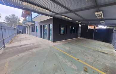 Imagem: O depósito possui 5 Vagas na garagem, 301m² de Área e está