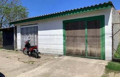 Imagem: A casa possui 2 Dormitórios, 2 Banheiros, 1 Vaga na garagem