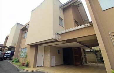 Imagem: A casa possui 3 Dormitórios, 1 Banheiro, 1 Vaga na garagem