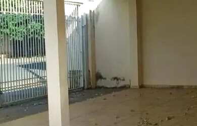 Imagem: A casa possui 2 Dormitórios, 2 Banheiros, 2 Vagas na garagem