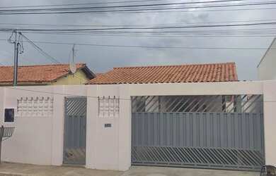 Imagem: A casa possui 3 Dormitórios, 2 Banheiros, 2 Vagas na garagem