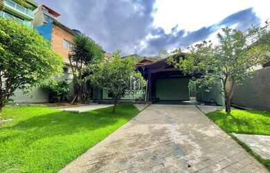 Imagem: A casa possui 4 Dormitórios, 3 Banheiros, 4 Vagas na garagem