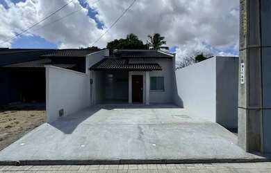 Imagem: A casa possui 2 Dormitórios, 1 Banheiro, 2 Vagas na garagem