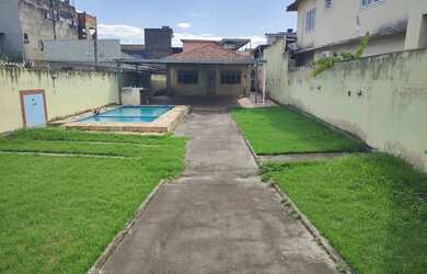 Imagem: A casa possui 4 Dormitórios, 3 Banheiros, 5 Vagas na garagem