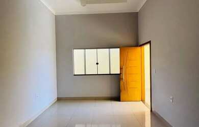 Imagem: A casa possui 3 Dormitórios, 2 Banheiros, 3 Vagas na garagem