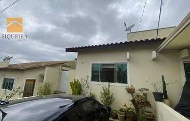 Imagem: A casa em condomínio possui 3 Dormitórios, 1 Banheiro, 2 Vagas