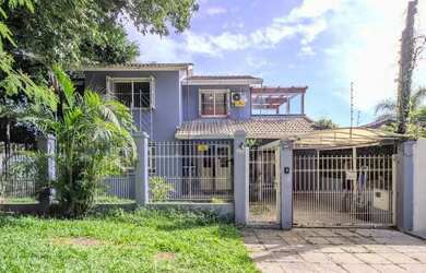 Imagem: A casa possui 2 Dormitórios, 3 Banheiros, 2 Vagas na garagem