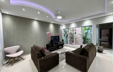 Imagem: A casa possui 3 Dormitórios, 2 Banheiros, 2 Vagas na garagem