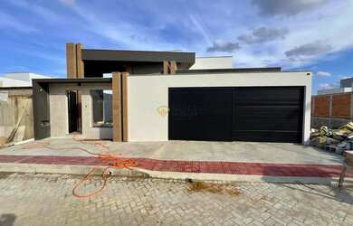 Imagem: A casa possui 4 Dormitórios, 3 Banheiros, 2 Vagas na garagem