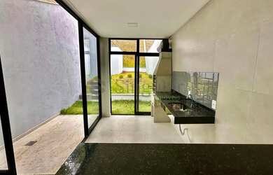 Imagem: A casa possui 3 Dormitórios, 2 Banheiros, 2 Vagas na garagem