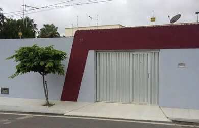 Imagem: A casa possui 3 Dormitórios, 4 Banheiros, 2 Vagas na garagem