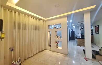 Imagem: A casa possui 3 Dormitórios, 2 Banheiros, 2 Vagas na garagem