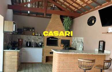 Imagem: A casa possui 2 Dormitórios, 2 Banheiros, 2 Vagas na garagem