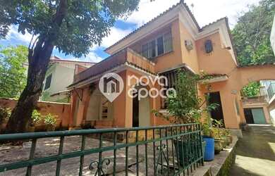 Imagem: A casa possui 5 Dormitórios, 2 Banheiros, 5 Vagas na garagem