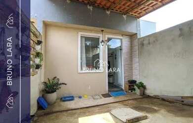 Imagem: A casa possui 2 Dormitórios, 1 Banheiro, 1 Vaga na garagem