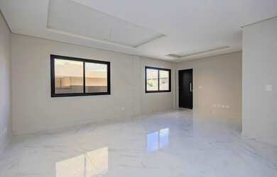 Imagem: A casa possui 3 Dormitórios, 3 Banheiros, 2 Vagas na garagem