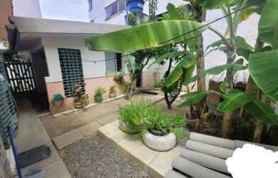 Imagem: A casa possui 3 Dormitórios, 2 Banheiros, 4 Vagas na garagem