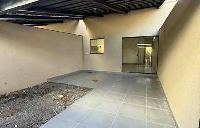 Imagem: A casa possui 3 Dormitórios, 2 Banheiros, 2 Vagas na garagem