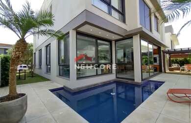 Imagem: A casa em condomínio possui 5 Dormitórios, 5 Banheiros, 2