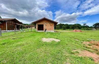 Imagem: A casa possui 3 Dormitórios, 1 Banheiro, 1 Vaga na garagem