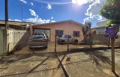 Imagem: A casa possui 4 Dormitórios, 1 Banheiro, 2 Vagas na garagem