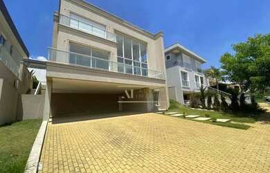 Imagem: A casa em condomínio possui 4 Dormitórios, 5 Banheiros, 4