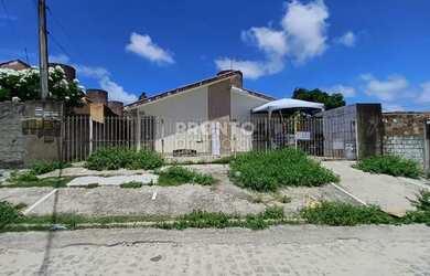 Imagem: A casa possui 3 Dormitórios, 1 Banheiro, 1 Vaga na garagem
