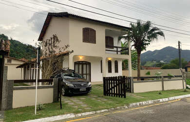 Imagem: A casa possui 4 Dormitórios, 4 Vagas na garagem e Imóvel novo