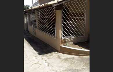 Imagem: A casa possui 2 Dormitórios, 1 Banheiro, 4 Vagas na garagem