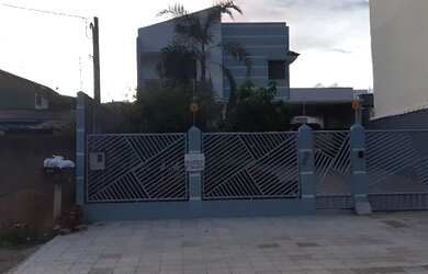 Imagem: A casa possui 4 Dormitórios, 2 Banheiros, 4 Vagas na garagem