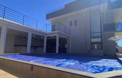 Imagem: A casa possui 4 Dormitórios, 4 Banheiros, 4 Vagas na garagem