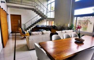 Imagem: A casa possui 4 Dormitórios, 4 Banheiros, 4 Vagas na garagem