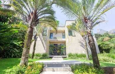 Imagem: A casa em condomínio possui 4 Dormitórios, 5 Banheiros, 2