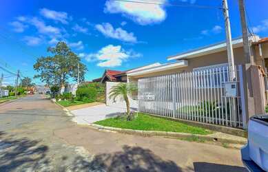 Imagem: A casa possui 3 Dormitórios, 3 Banheiros, 3 Vagas na garagem