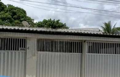 Imagem: A casa possui 4 Dormitórios, 3 Banheiros, 3 Vagas na garagem