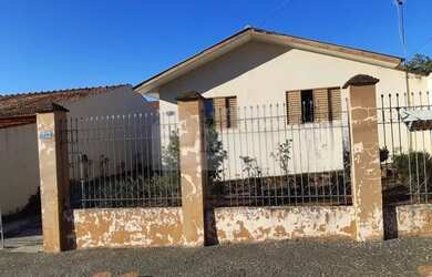 Imagem: A casa possui 2 Dormitórios, 1 Banheiro, 3 Vagas na garagem