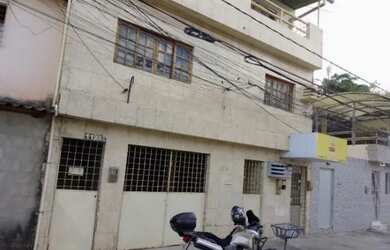 Imagem: A casa possui 3 Dormitórios, 2 Banheiros, 1 Vaga na garagem