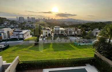 Imagem: A casa possui 4 Dormitórios, 5 Banheiros, 5 Vagas na garagem