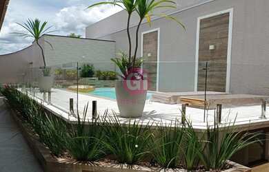 Imagem: A casa possui 3 Dormitórios, 2 Banheiros, 2 Vagas na garagem