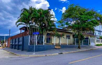 Imagem: A casa possui 3 Dormitórios, 3 Banheiros, 2 Vagas na garagem