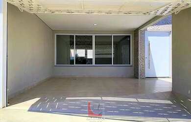 Imagem: A casa possui 3 Dormitórios, 2 Banheiros, 2 Vagas na garagem