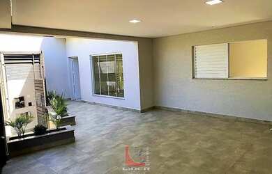 Imagem: A casa possui 2 Dormitórios, 2 Banheiros, 2 Vagas na garagem