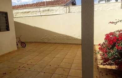 Imagem: A casa possui 3 Dormitórios, 2 Banheiros, 5 Vagas na garagem