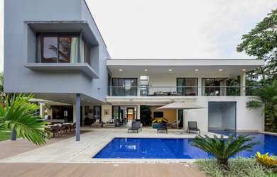 Imagem: A casa em condomínio possui 5 Dormitórios, 5 Banheiros, 1.000m²