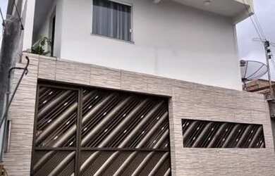 Imagem: A casa possui 3 Dormitórios, 2 Banheiros, 1 Vaga na garagem