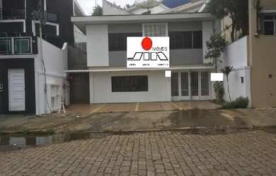 Imagem: A casa possui 4 Dormitórios, 4 Banheiros, 4 Vagas na garagem