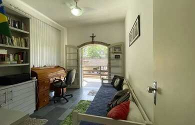 Imagem: A casa em condomínio possui 4 Dormitórios, 2 Banheiros, 4