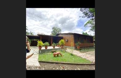 Imagem: A casa possui 4 Dormitórios, 3 Banheiros, 4 Vagas na garagem