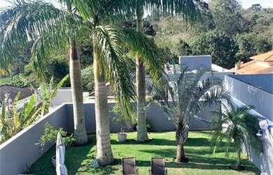 Imagem: A casa possui 3 Dormitórios, 5 Banheiros, 4 Vagas na garagem